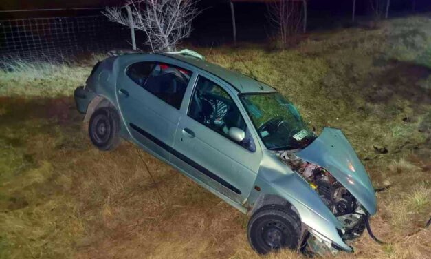 Titokzatos baleset az M4-es vecsési szakaszán, árokba csapódott egy autós, feszítővágóval tudták csak kiszedni, a mentősök is meglepődtek azon, amit a sofőr mondott