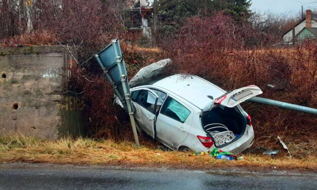 Elátkozott kanyar: Árokba csapódott és kidöntött egy táblát a Toyota, legutóbb tragédiával végződött itt egy baleset