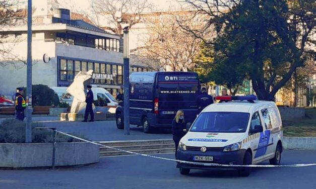 Sírástól hangos a Deák tér, megérkezett az áldozatokért a halottszállító autó