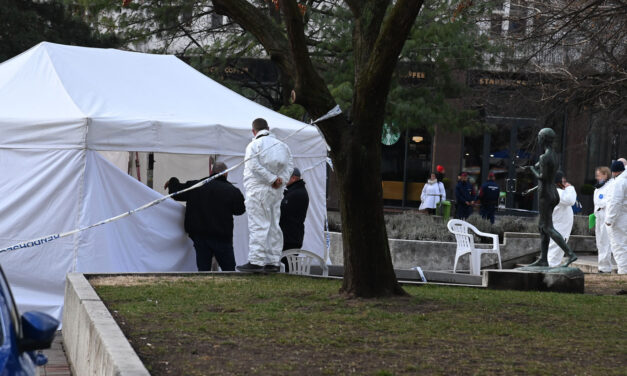 Az aláírásgyűjtő sátor mellett zokognak a rokonok, két ember megfulladt az éjszaka a Deák téren