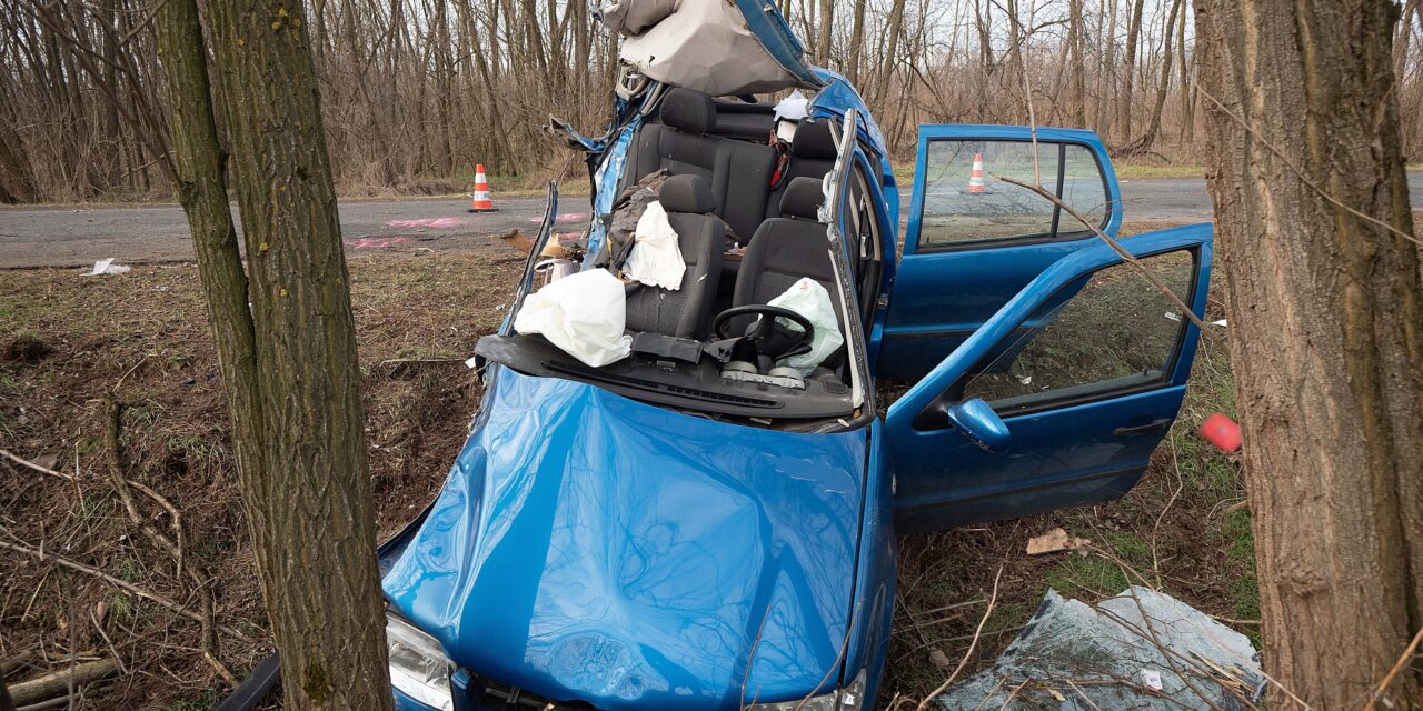 Árokba borult egy autó, meghalt a 14 éves utas: a helyszínre a mentőhelikopter vért is vitt, de nem tudták megmenteni a fiatal lányt