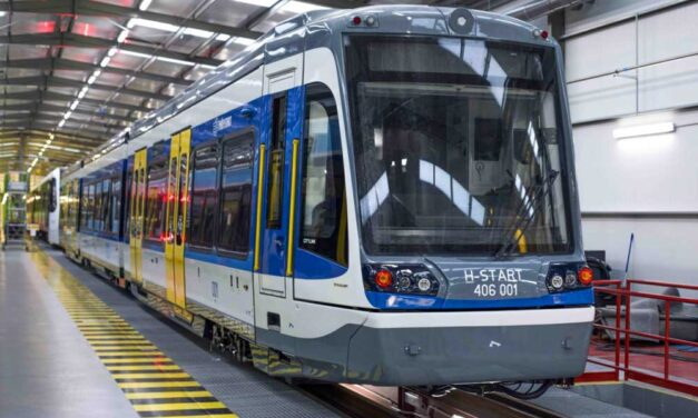„A BKV dolgozik azon, hogy a tram-train, Lázár János kedvenc projektje ne álljon bele a földbe” – Karácsony Gergely visszaszólt a Budapestet fikázó fideszes politikusnak