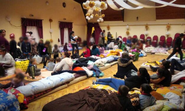 „Tiszabecs, az igazi cenzúra nélkül” – szívszorító fotókat tett közé egy önkéntes a kárpátaljai roma menekültekről, anyák és gyermekeik egymás hegyén-hátán alszanak a földön