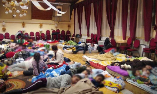 „Csakhogy a faluban senkinek nem kellettek, mi viszont befogadtuk mindet” – 318 kárpátaljai roma menekültet fogadott be 7 tiszabecsi nehéz sorsú család