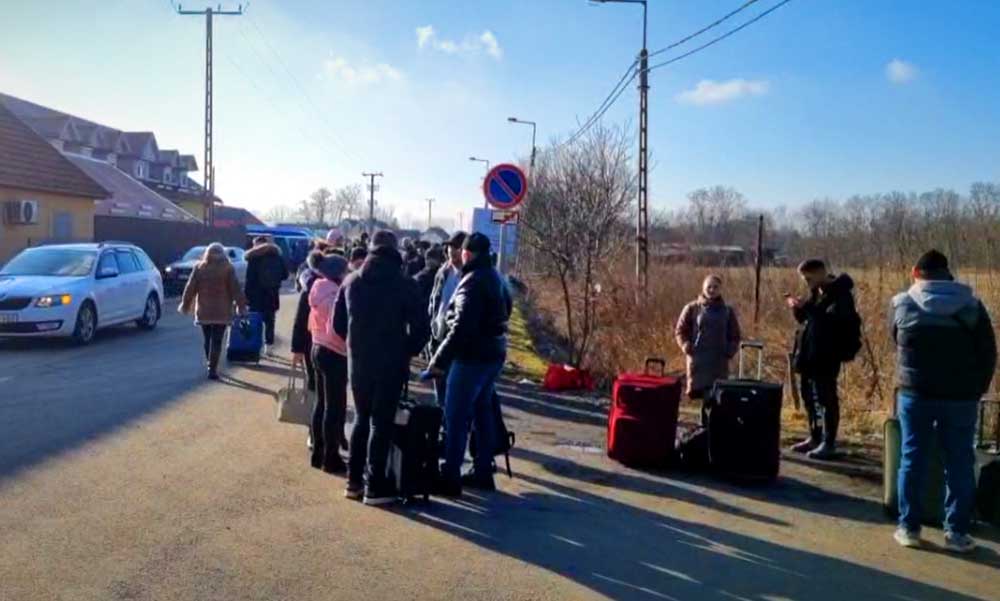 “Nagyon sokan menekülnek a határ felé, maguk mögött hagyva otthonaikat” – óriási az összefogás a Budapest környéki településeken, mindenki az ukrán menekülteken próbál segíteni