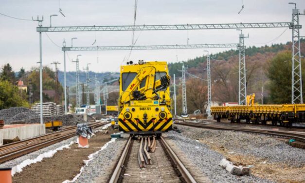 A megígért fejlesztések közül többet elhalaszthatnak a Budapest-Belgrád vasútvonal mentén, közben Orbán Viktor újabb 20 milliárdot adott a méregdrága gigaberuházásra