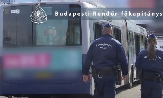 Budapesti villamoson razziáztak a zsaruk, elfogtak egy drogos férfit – videó