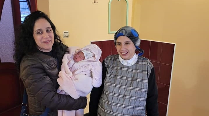 A háború elől menekülő kismama az ukrán-magyar határon adott életet gyermekének – Fotók