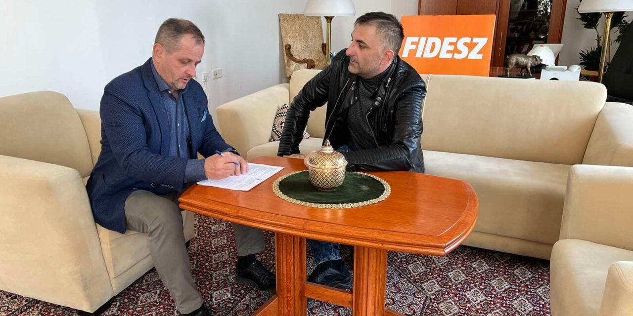 Győzike hivatalosan is belépett a Fideszbe, Budai Gyula írta alá a rapper belépési nyilatkozatát a Külügyminisztériumban