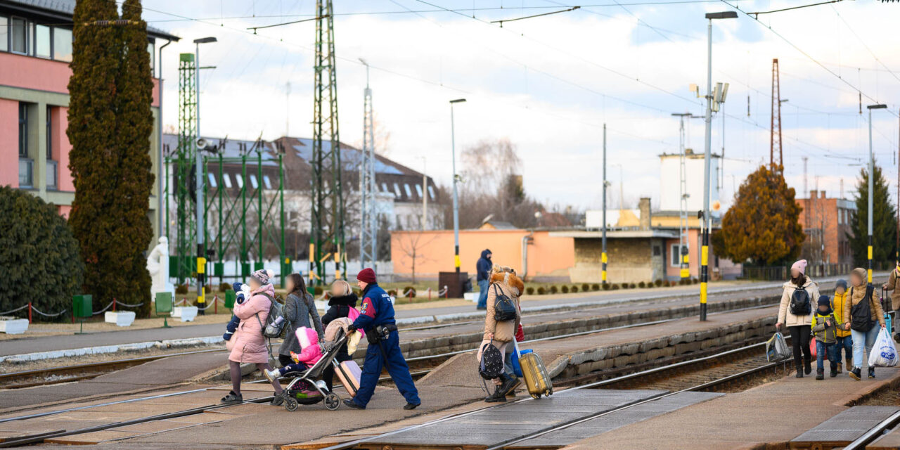 Egyetlen hátizsákkal és a tengerimalacával igyekezett Varsóba az édesanyjához egy Ukrajnából menekült kislány – Így segített a gyermeken Dobrev Klára – fotó