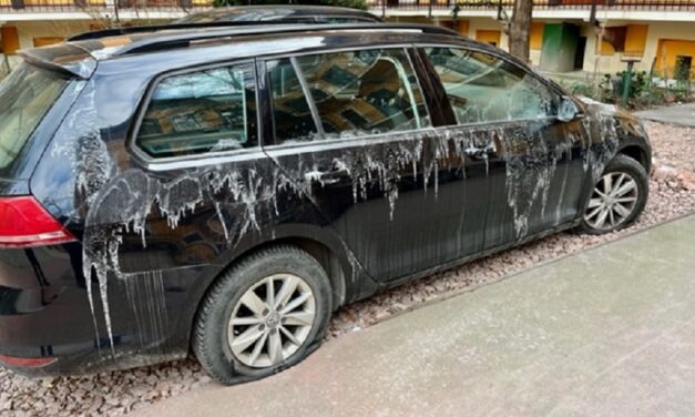 Maró anyaggal öntöttek le egy autót a Kerepesi úton, és ez még nem minden – Fotók