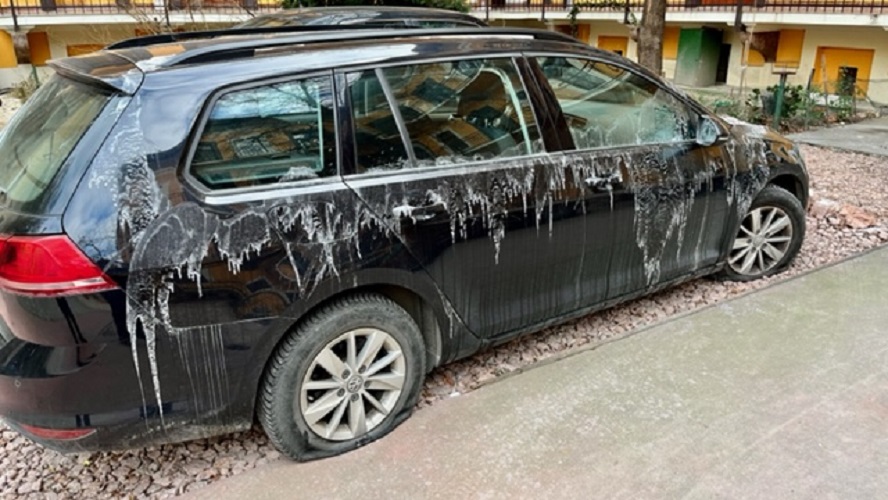 Maró anyaggal öntöttek le egy autót a Kerepesi úton, és ez még nem minden – Fotók