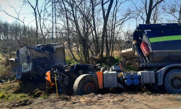 Monstrumok karamboloztak, leszakadt a vezetőfülke, a sofőr súlyosan megsérült