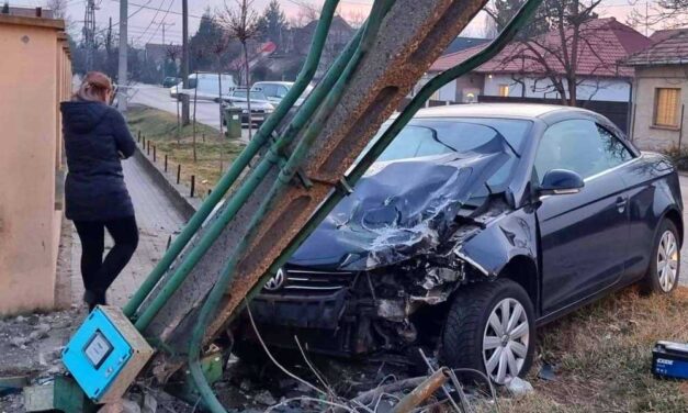 Zebra előtt kezdett előzni a Volkswagennel a hölgy, oszlopdöntés lett belőle