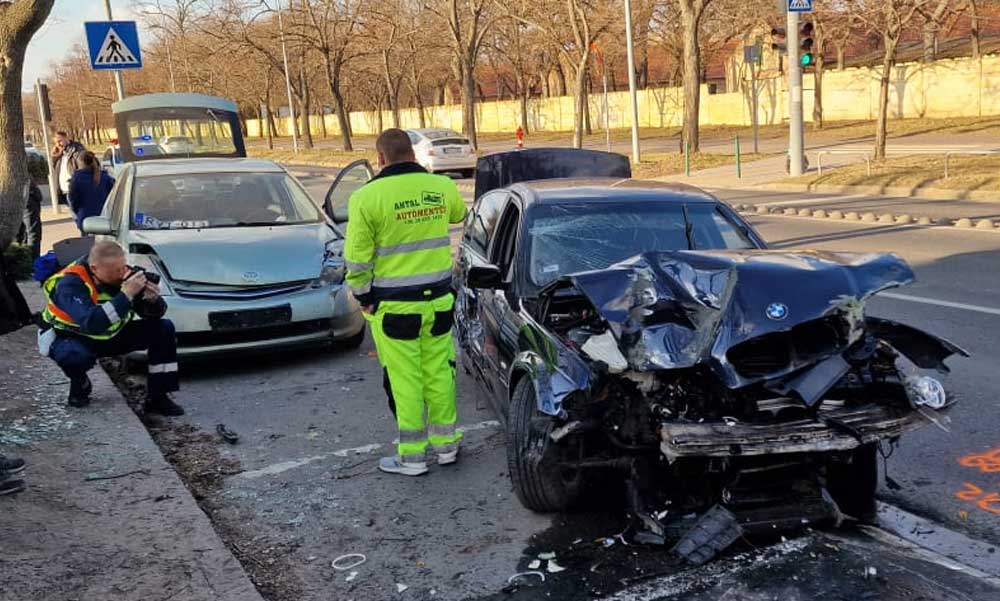 A száguldozó BMW a milliárdos üzletemberből lett miniszterelnök-jelölt budapesti cége előtt csapódott fának