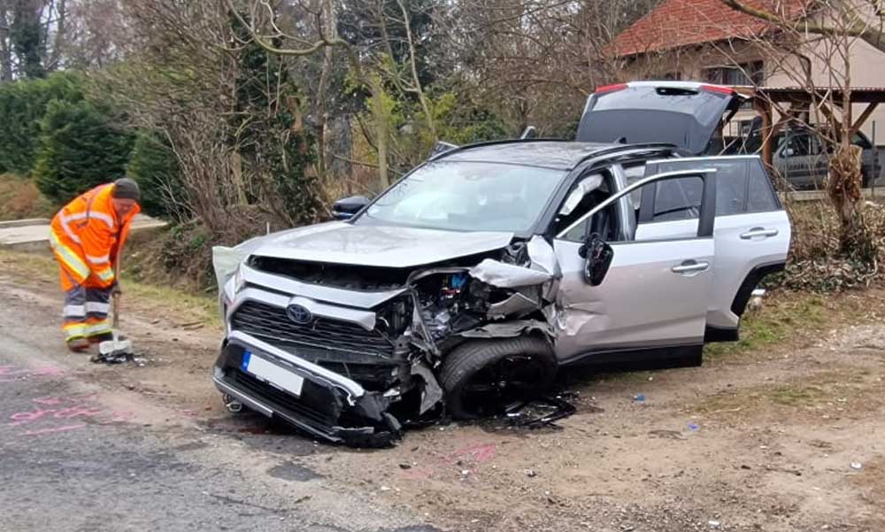 Csúnyán összetört a szép új Toyota, a sofőr nem kerülhette el az ütközést