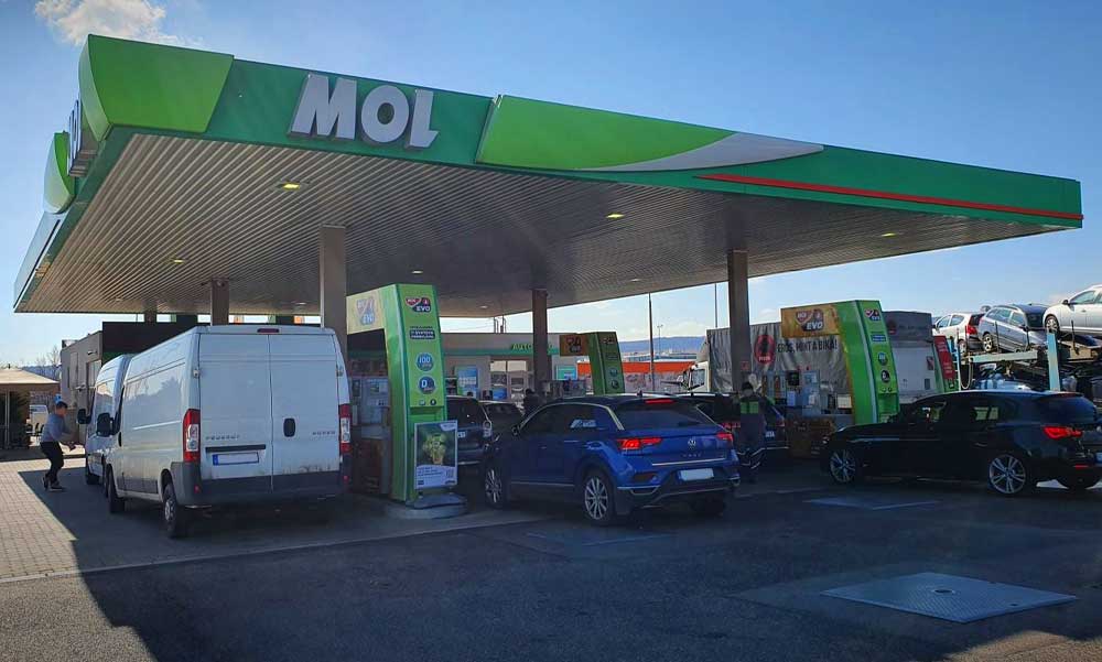 Megszólalt a MOL: a vásárlók kiszolgálásának biztosításával és a töltőállomások zavartalan működésével indokolja a cég, hogy péntektől maximum 50 litert lehet hatósági áron tankolni