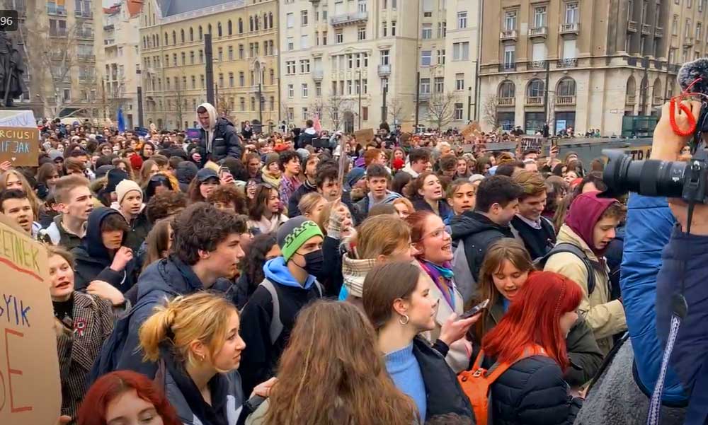 Diákok tüntetnek a Parlement előtt, a tanáraikért vonultak az utcára “Nincs tanár, nincs jövő” – skandálták a tanulók