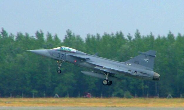 Gripen-baleset: kiképzési gyakorlat közben zuhanhatott le a szolnoki bázison a vadászgép