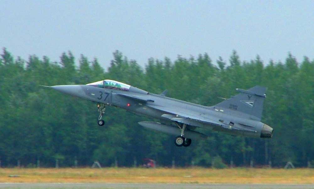Gripen-baleset: kiképzési gyakorlat közben zuhanhatott le a szolnoki bázison a vadászgép
