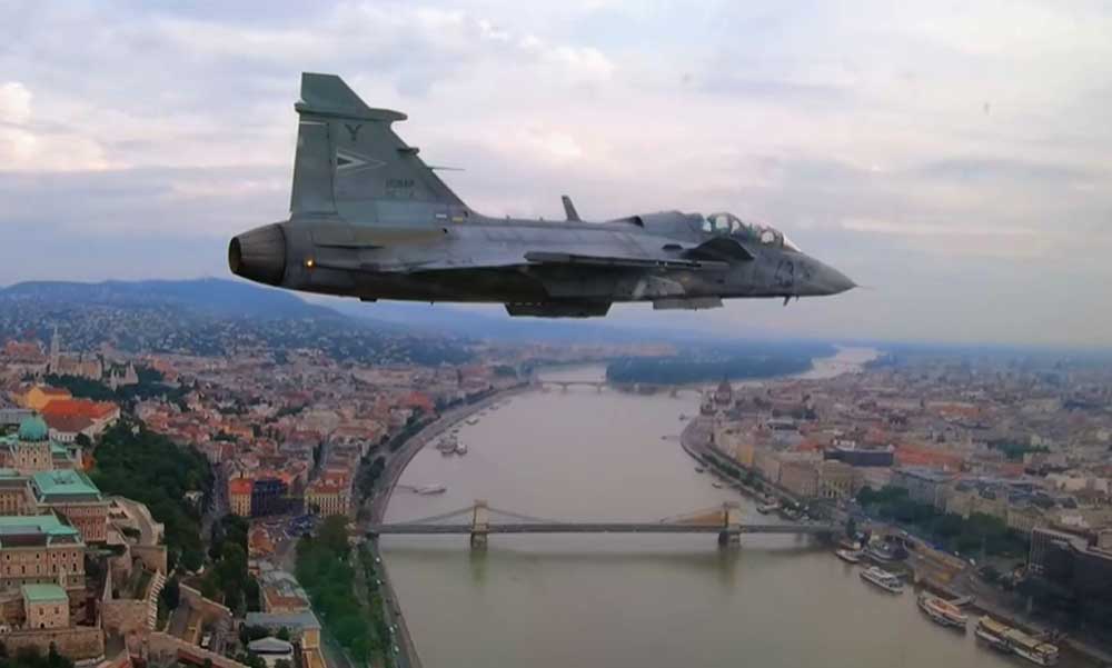 Riasztották a magyar Gripeneket, egy Ukrajna irányából érkező, ismeretlen repülő miatt szálltak fel a vadászgépek