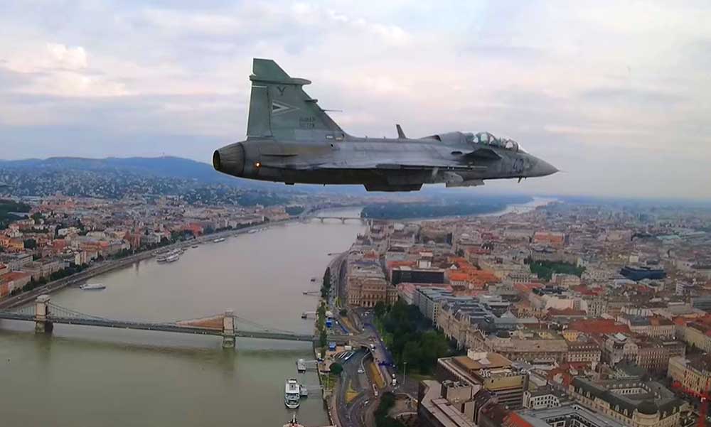 Vadászgépek és harci helikopterek lepik el az eget Budapest felett szombaton