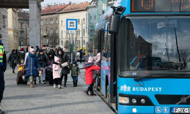Egy nap alatt, csak vonattal, több mint 4 ezer menekült érkezett Budapestre, a 2. kerület ingyen parkolással és óvodai ellátással segíti az Ukrajnából érkezőket