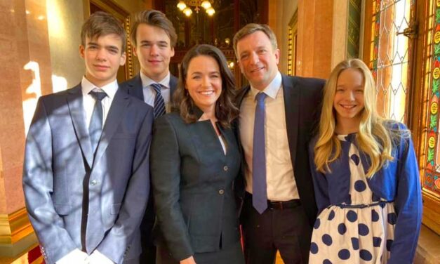 „Sokat jelent számomra, hogy a családom most is velem van” – férjével és gyermekeivel érkezett a parlamentbe Novák Katalin