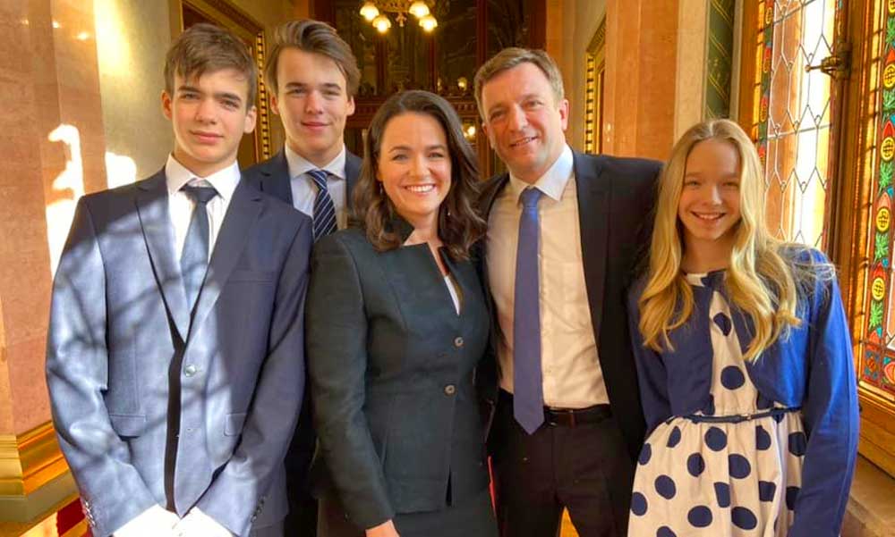 “Sokat jelent számomra, hogy a családom most is velem van” – férjével és gyermekeivel érkezett a parlamentbe Novák Katalin