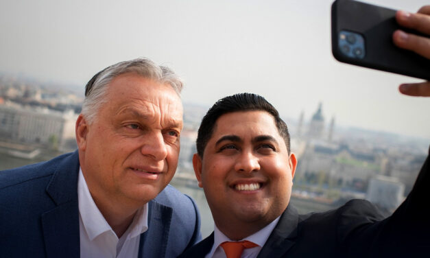 Kis Grófoval erősít Győzike után a Fidesz: Orbán Viktor a Karmelitában szelfizett a mulatós celebbel, most ismét elővette a képet