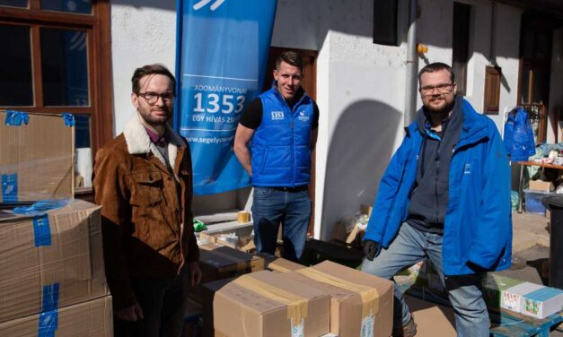 Az otthoniakkal való kapcsolattartást segíti az iCentre adománya a menekülteknek