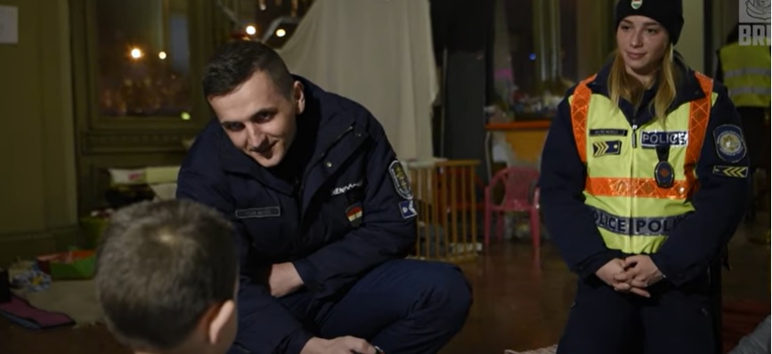 Folyékonyan beszél ukránul a magyar rendőr – Fedák András a szabadidejében is menekülteken segít – videó
