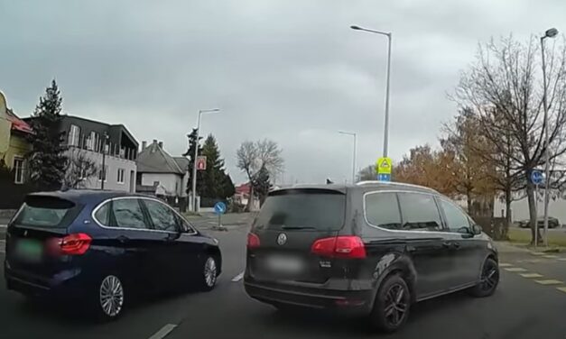 HÉV átjáróban büntetett a Volkswagen sofőrje Budapesten – videó