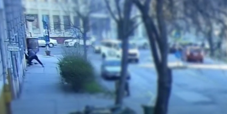 Húsklopfolóval támadt ismerősére egy férfi a 8. kerületben, az eszköz törött nyelével meg is szúrta áldozatát – videó
