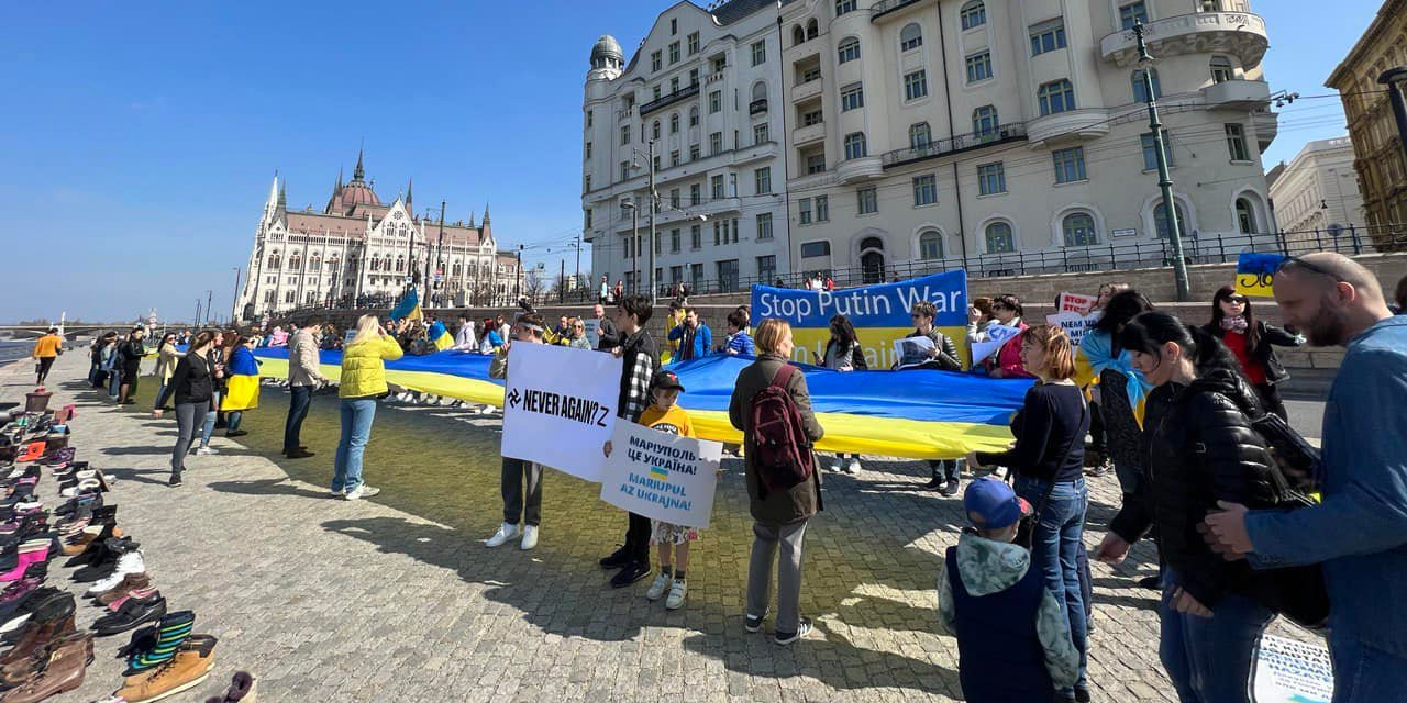 A budapesti holokausztáldozatok cipői mellett demonstráltak az ukránok a Duna-parton