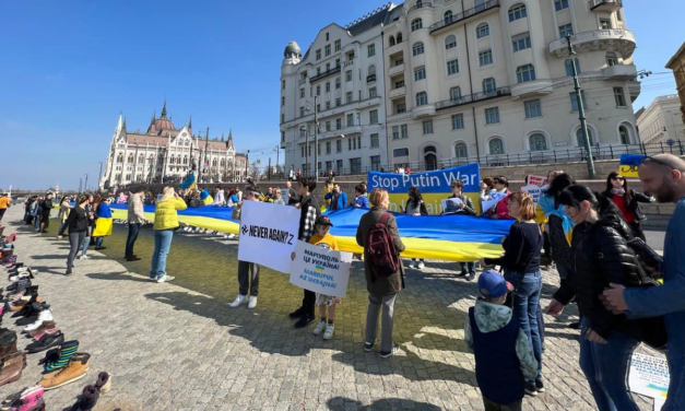 A budapesti holokausztáldozatok cipői mellett demonstráltak az ukránok a Duna-parton
