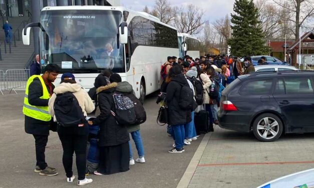 Csepelről már hazamentek, Törökbálinton még dolgoznak a Kijevből érkezett menekült diákok továbbutazásán