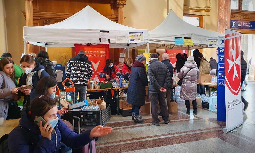 Óriási összefogás a budapesti pályaudvarokon, aki csak tud, az ukrán menekülteknek segít, közben furcsa dolog történt az orosz nagykövetség közelében