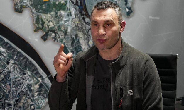 Megszólalt Kijev polgármestere, a volt nehézsúlyú bokszoló: Vitalij Klicsko közölte, a lakosok jelentős része elmenekült, a főváros mostanra már olyan mint egy erődítmény