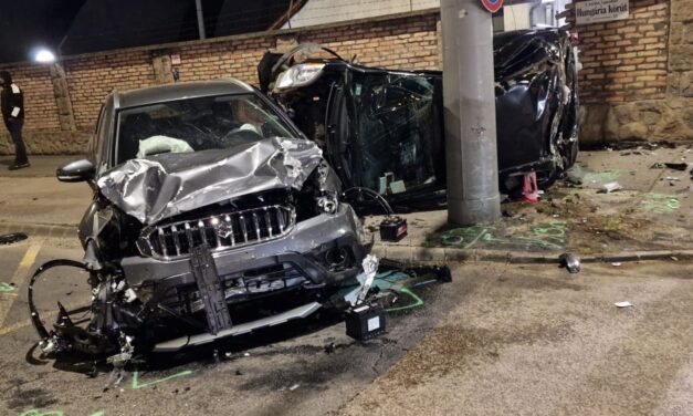 Brutális karambol a Hungária körúton: a Suzuki hatalmas erővel csapódott a Toyota oldalába, ami meghajlott, a járdára sodródott, végül az oldalára borult – Fotók