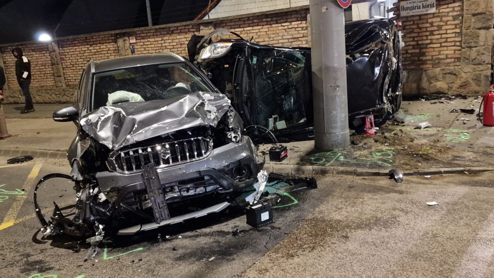 Brutális karambol a Hungária körúton: a Suzuki hatalmas erővel csapódott a Toyota oldalába, ami meghajlott, a járdára sodródott, végül az oldalára borult – Fotók