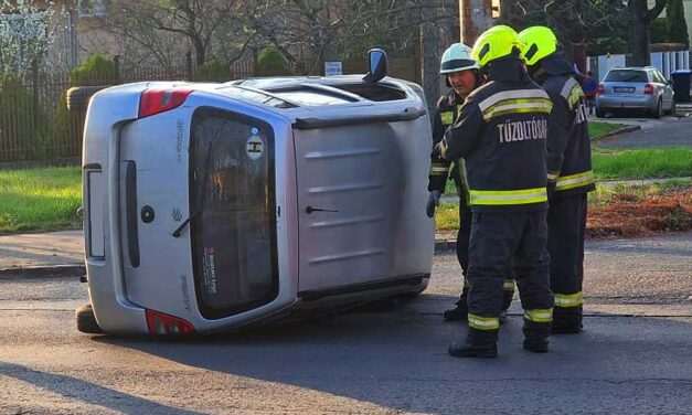 Nagyot borult a Suzuki, amikor összeütközött a fekete Mercedessel Zuglóban