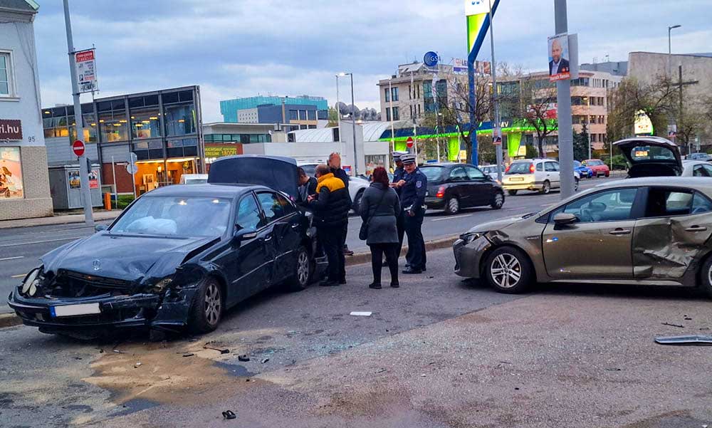 A balhézó rokonokat a rendőrök fogták vissza, megpördült a Mercedes a Váci úton és letarolt egy Toyotát