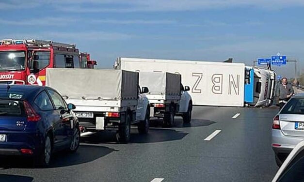 Tömegbaleset az M4-en, 400 liter gázolaj ömlött az útra, óriási a torlódás