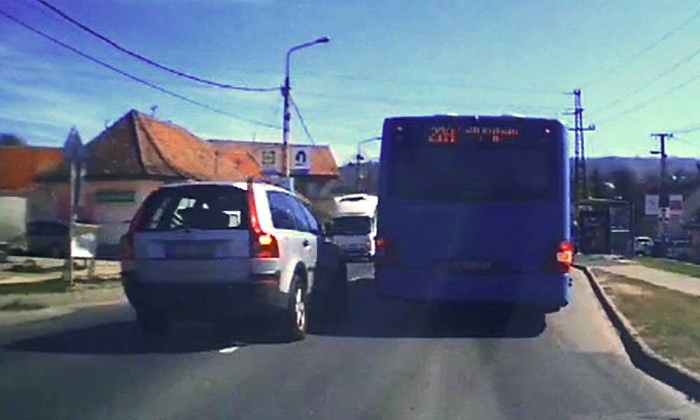 Életveszélyt okozott a pofátlan Volvo sofőrje Budakeszin, elképesztő mit művelt az úton – Videó
