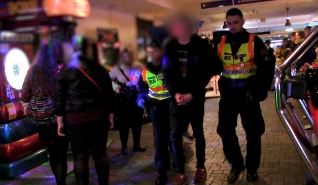 Budapest belvárosában razziáztak a rendőrök: több szórakozóhelyet is ellenőriztek, több mint 700 embert igazoltattak