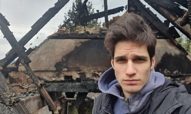 Félbehagyta az egyetemet, hogy saját kezével építse újra családja leégett házát Budakeszin