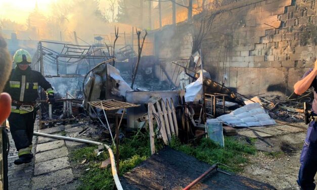 „A 11 és 14 éves gyermekeit mezítláb, rövidnadrágban menekítették ki az égő házból” – összefogtak a budakesziek, egy emberként segítenek a csütörtöki tűzeset áldozatainak