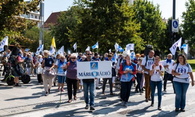 Önerőből, minden befolyástól mentesen működik 16 éve a Mária Rádió