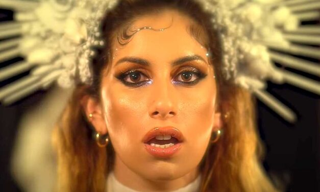 Kicsapta a biztosítékot Radics Gigi fürdőruhás fotója, amelyen egy szupermarket hűtőpultjánál pózol